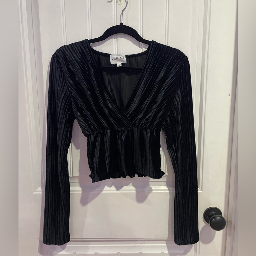 Olive+Oak black long sleeve cropped shirt. Stretchy velvet material.